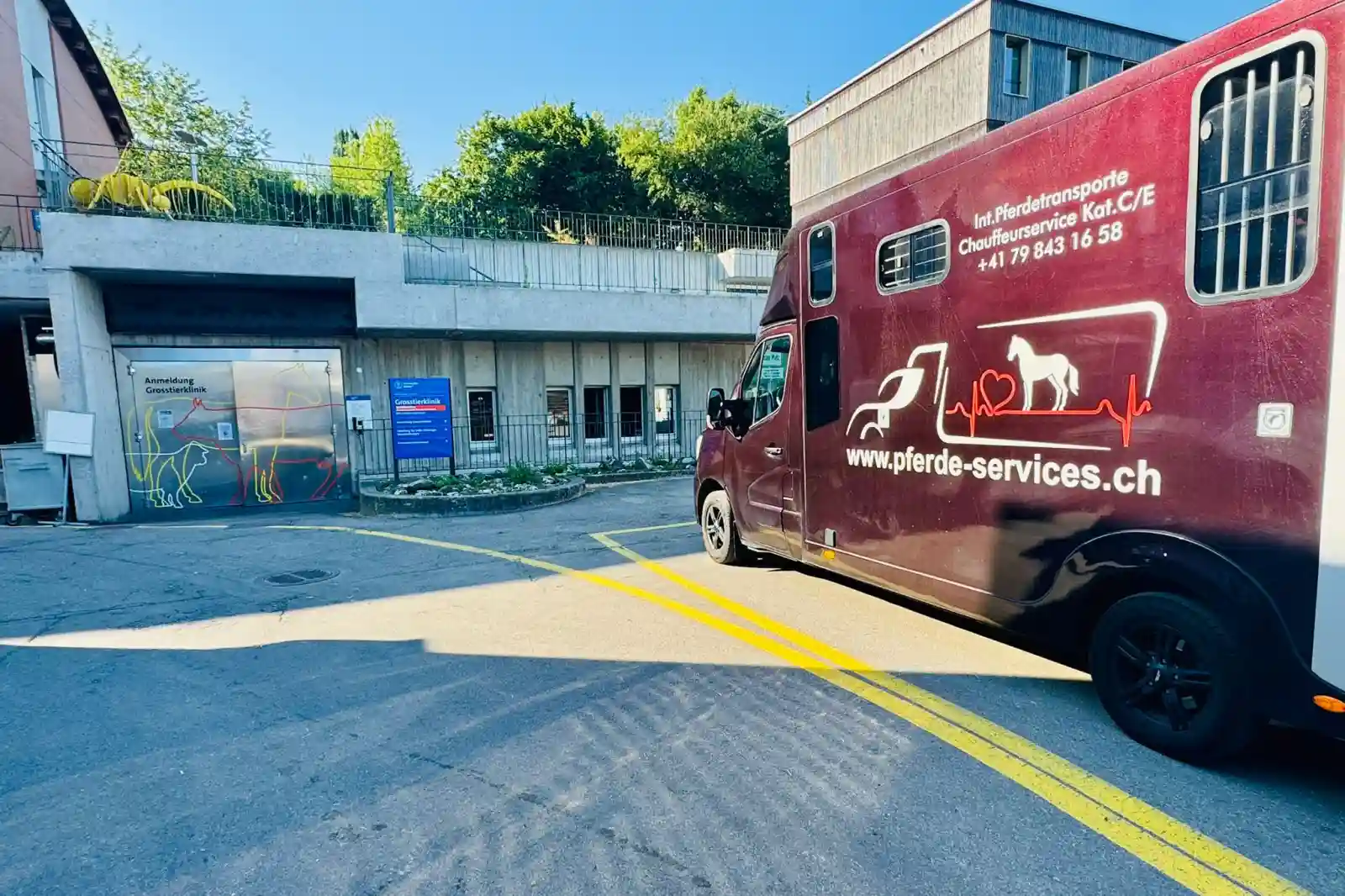 Pferdetransporter vor der Grosstierklinik