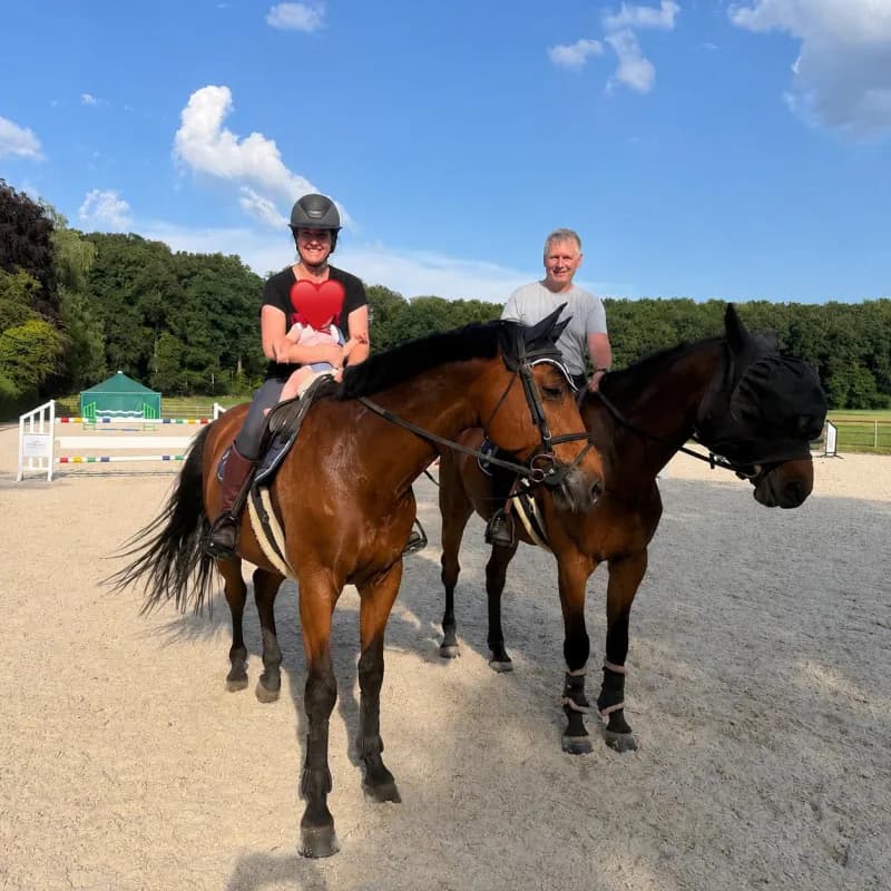 Inhaber mit Kundin beim Ausritt